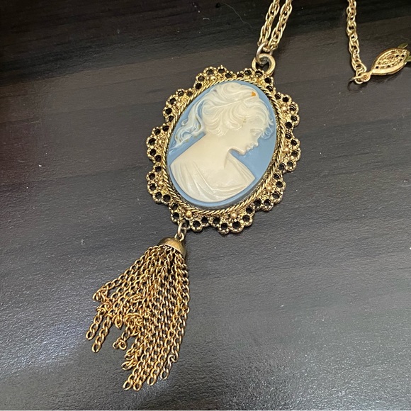 Vintage Unsigned Blue Cameo Pendant Necklace - Picture 3 of 15